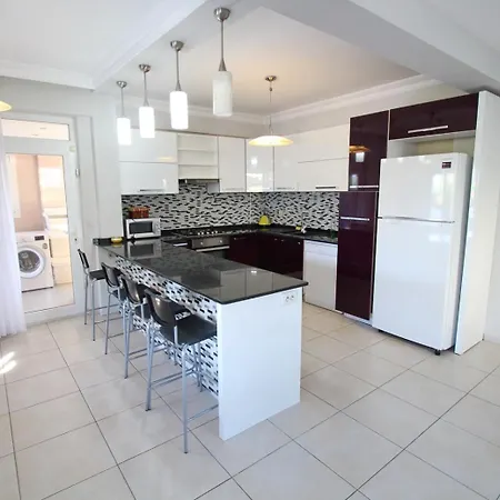 Lisa, 4 Bedroom, Private Pool , Calis Area וילה